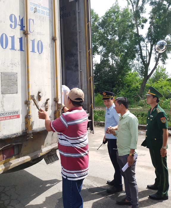 Kiểm tra hàng hóa xuất nhập khẩu qua Cửa khẩu quốc tế Hà Tiên (Kiên Giang).